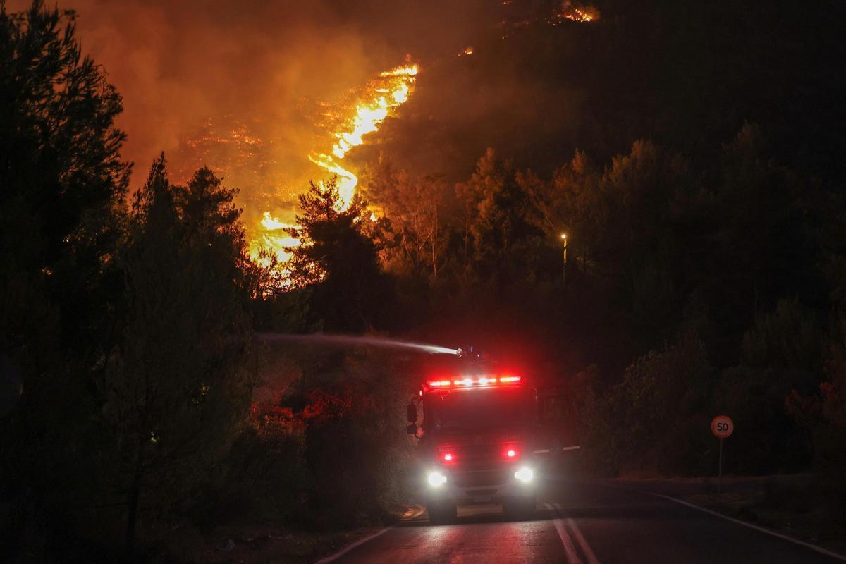 Dos grandes incencios cerca de Atenas obligan a evacuar a miles de personas