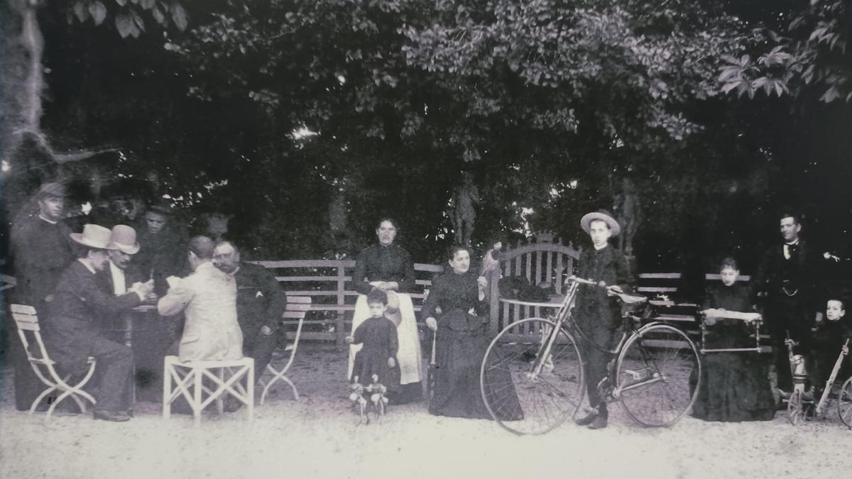 La imagen de un momento de ocio y reunión en los jardines de Valdesoto, de 1895.