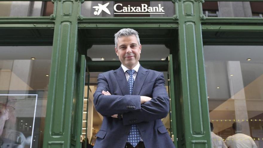 Marc Benhamou, director territorial de CaixaBank, frente a la nueva oficina store en Zamora.