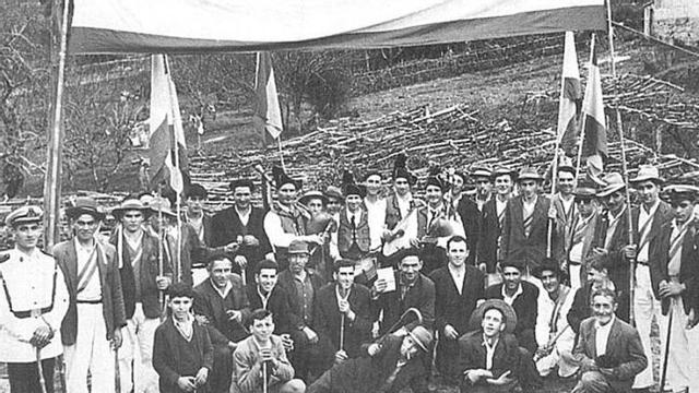 Unha comparsa de Donón coas bandeiras para o desfile. Imaxe correspondente ao ano 1947.  // Arquivo