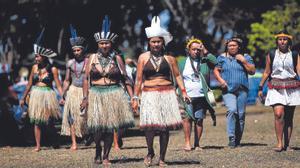 Marcha de indígenas sudamericanos en Brasilia (Brasil)