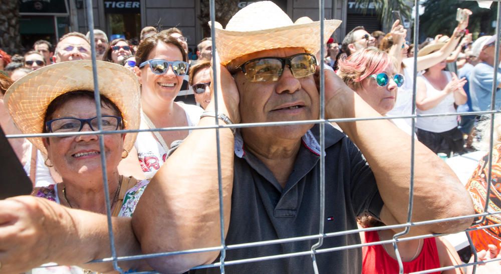 Imágenes del ambiente en la quinta mascletà de Hogueras