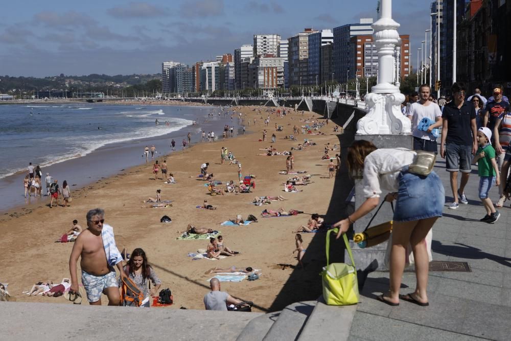 Aperitivo de verano: primeros bañistas en el Cantábrico