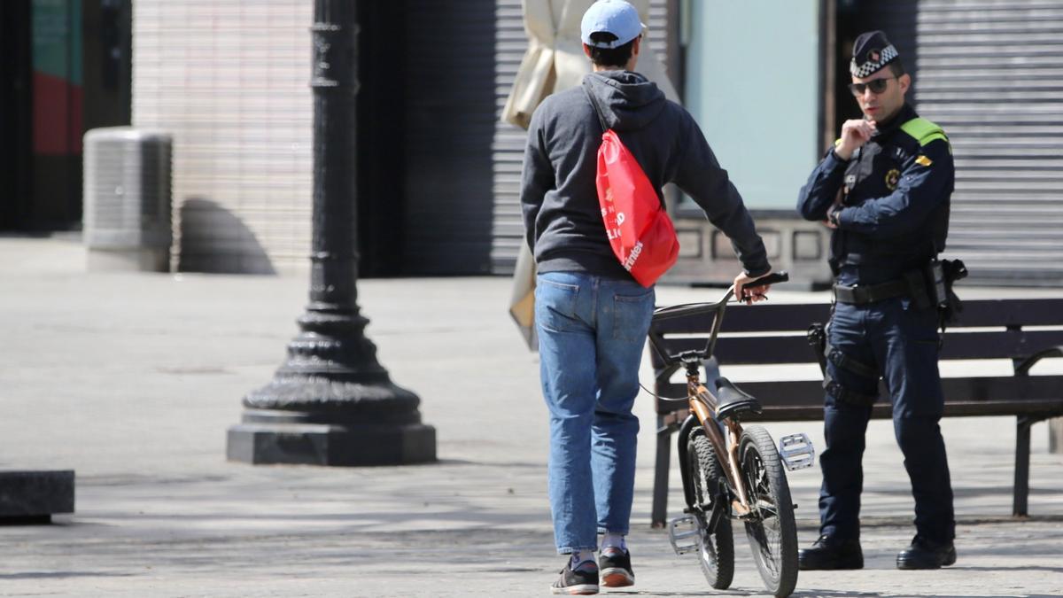 Mor un home a Barcelona que un guàrdia urbà va tirar de la bicicleta després d’un robatori