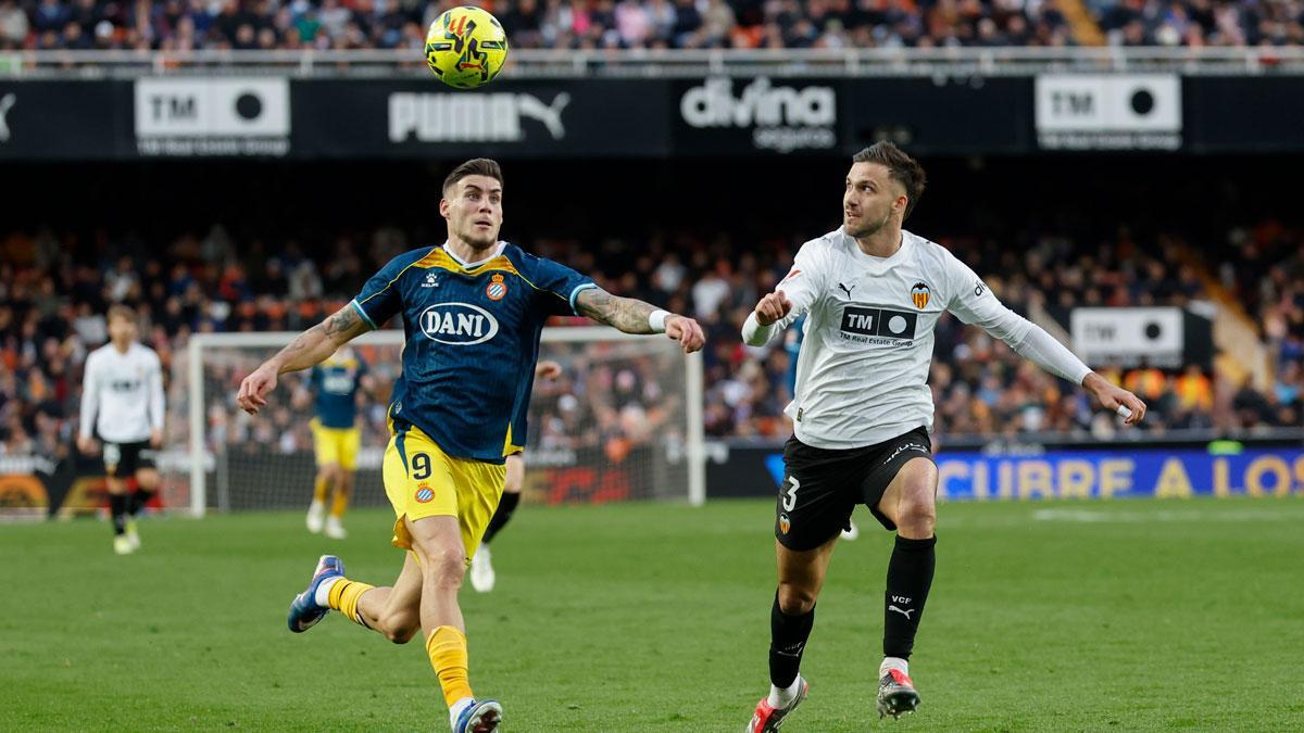 Copete disputa un balón con Roberto Fernández en el encuentro entre el Valencia y Espanyol