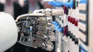 La mà d’un androide prem botons d’una màquina.