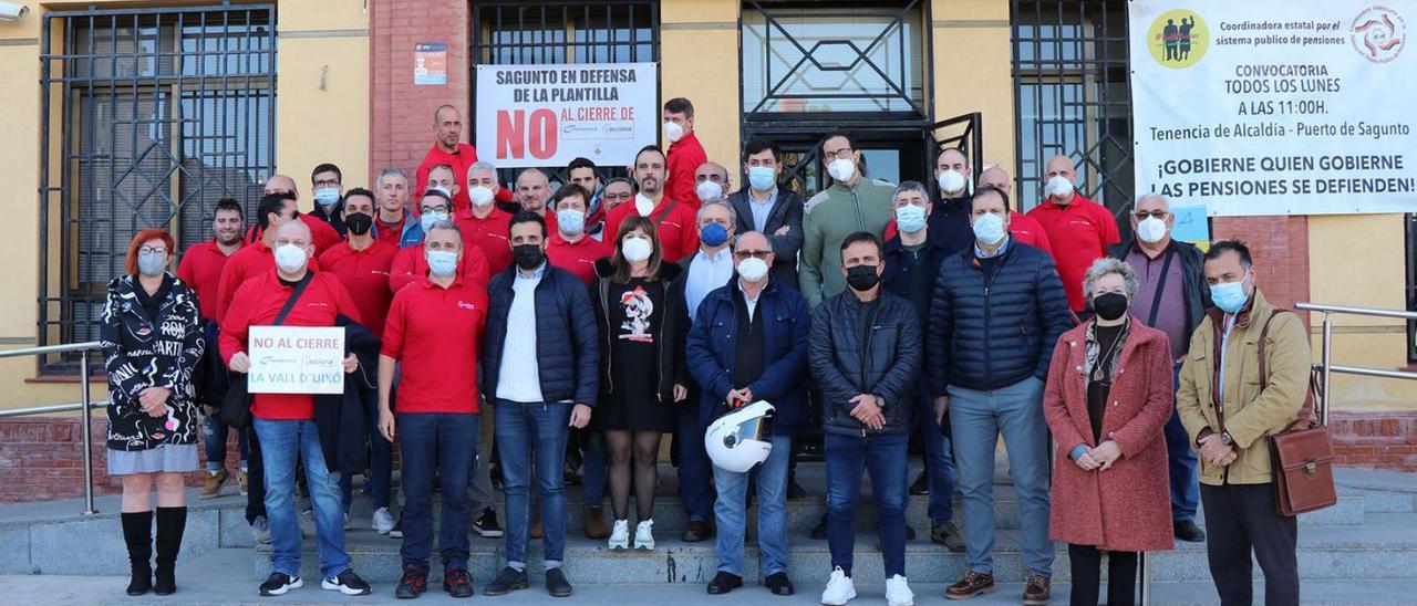 Concentración frente a la Tenencia de Alcaldía del Port de Sagunt. | LEVANTE-EMV