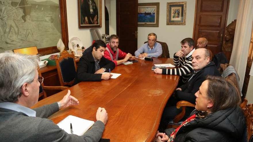 Reunión de portavoces celebrada en la noche del jueves para debatir sobre el centro de salud. // Muñiz