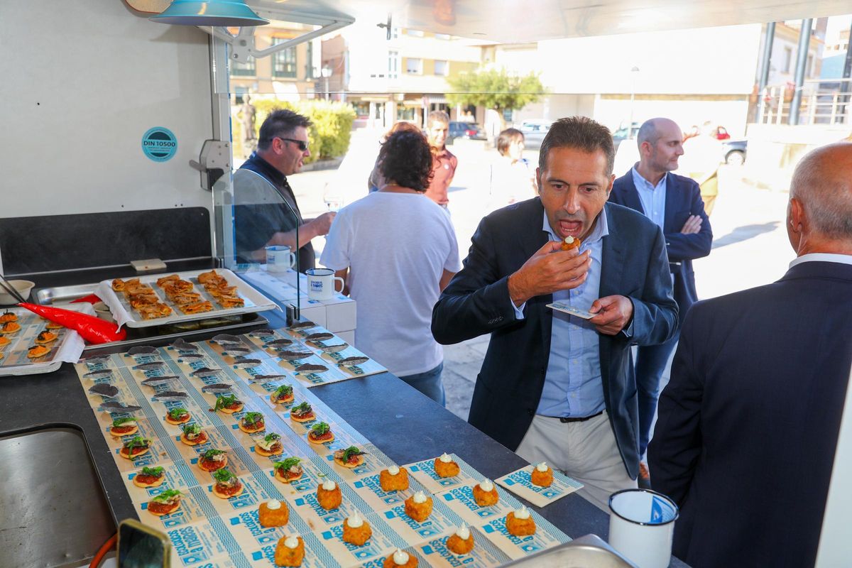 El conselleiro Alfonso Villares probando los pinchos.