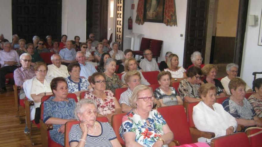 Alumnos de la Universidad de la Experiencia de Toro durante la clausura del curso pasado.