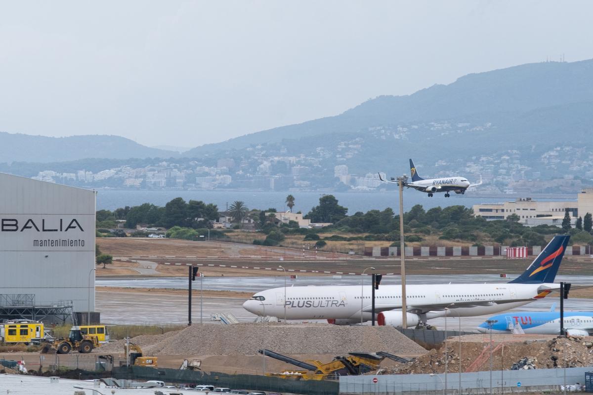 El avión de Plus Ultra, en una imagen de este lunes en el aeropuerto de Palma.