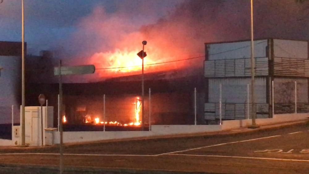 Incendio en la antigua fábrica de Danone, en Las Torres