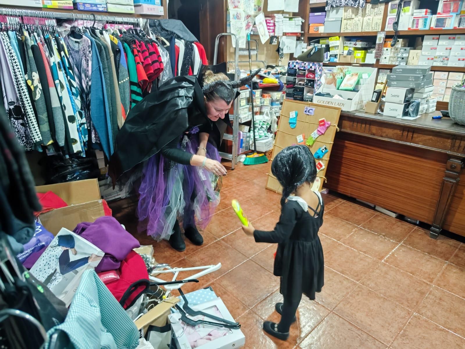 'Truco o trato': brujas, vampiros y fantasmas invaden Villaviciosa en una tarde terrorífica