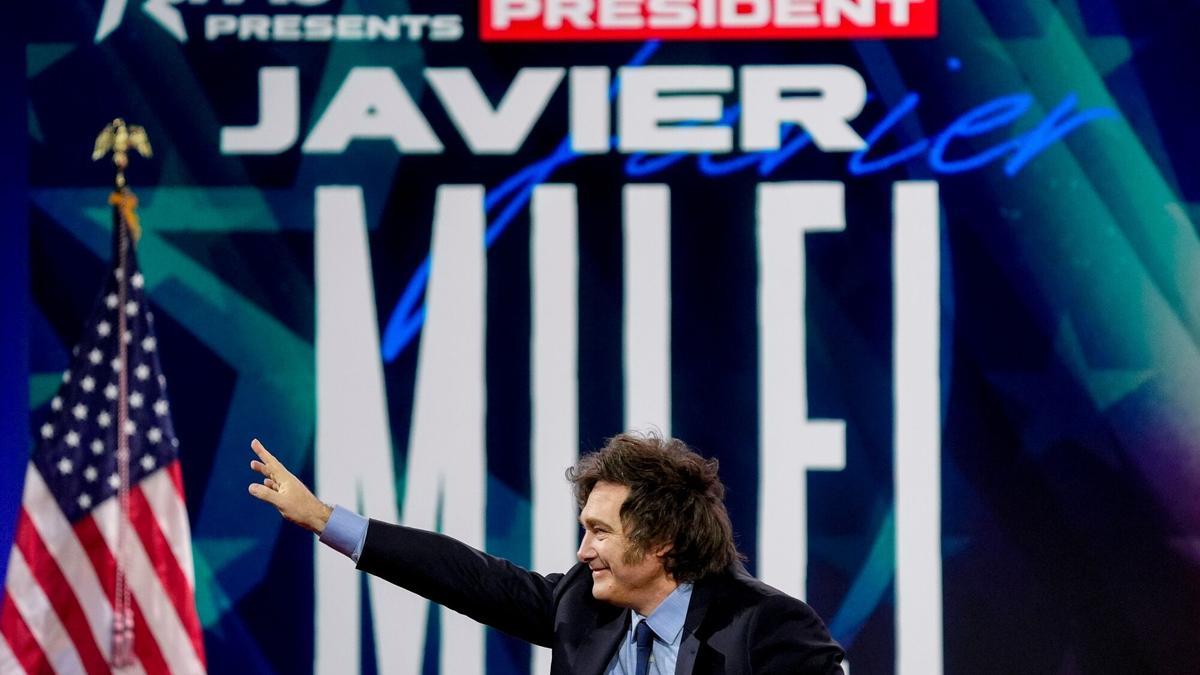 El presidente de Argentina, Javier Milei, saluda durante la Conferencia de Acción Política Conservadora (CPAC) en National Harbor, Maryland.