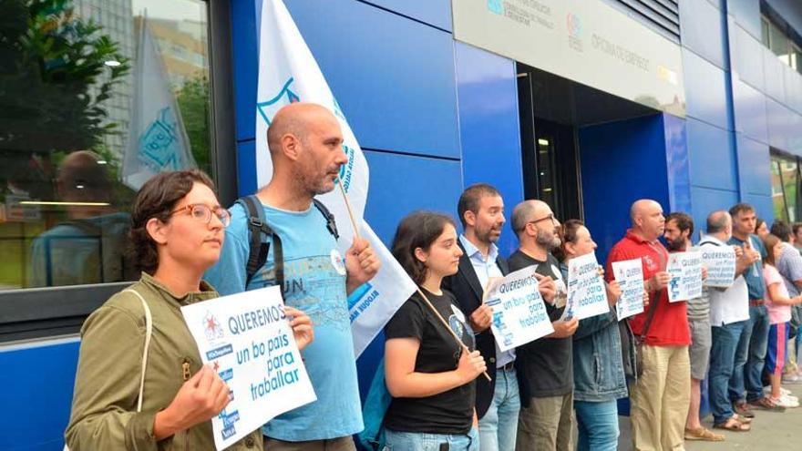 Concentración del BNG en la oficina de empleo en la calle Orillamar.