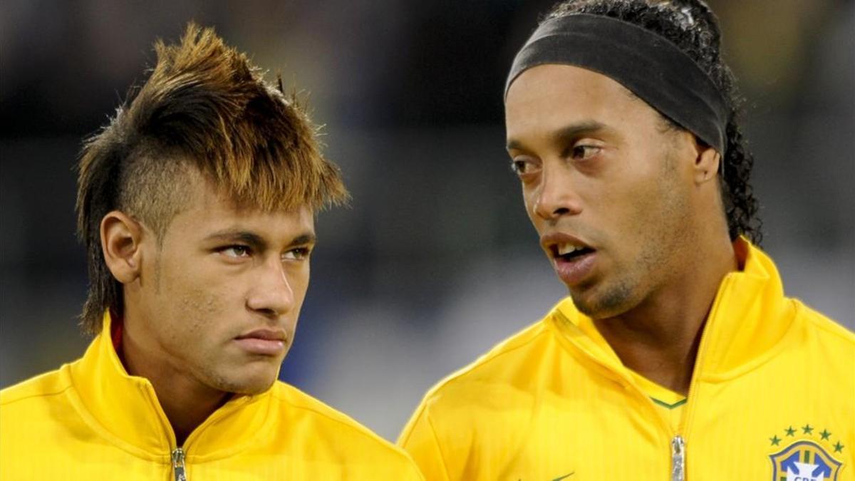 Neymar y Ronaldinho, con la selección brasileña