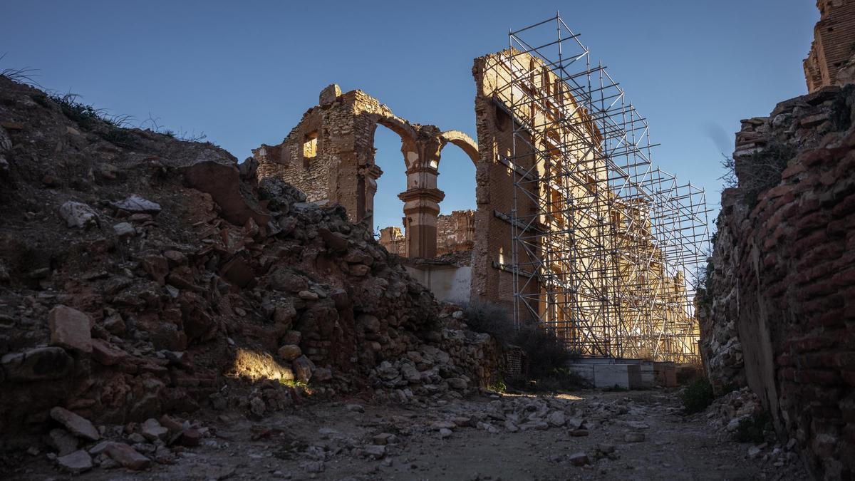 Una de las actuaciones municipales en Belchite para evitar el desplome de los muros.