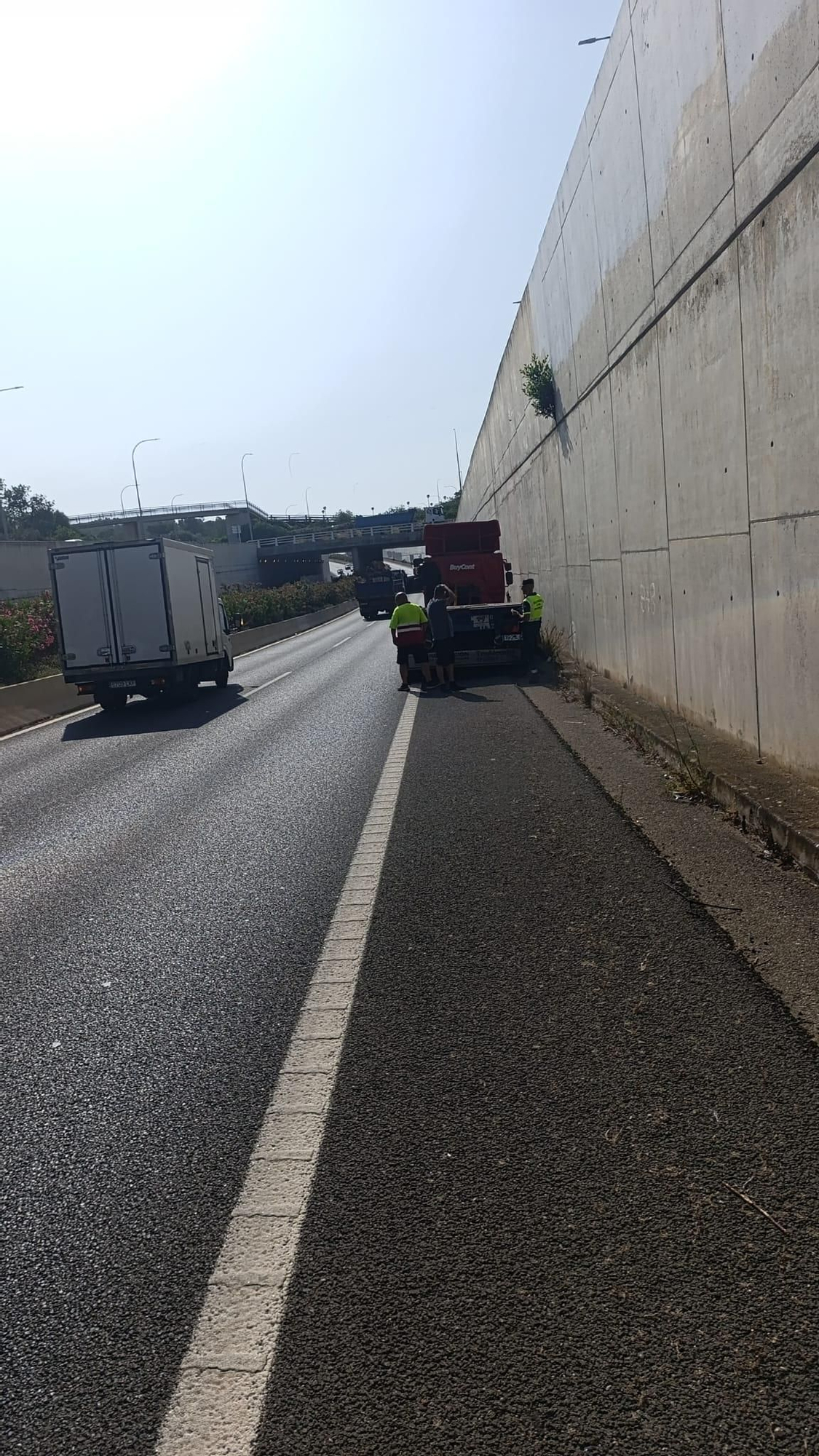 Cae un bloque de una tonelada de hormigón en el túnel de Santa Ponça en la carretera de Andratx