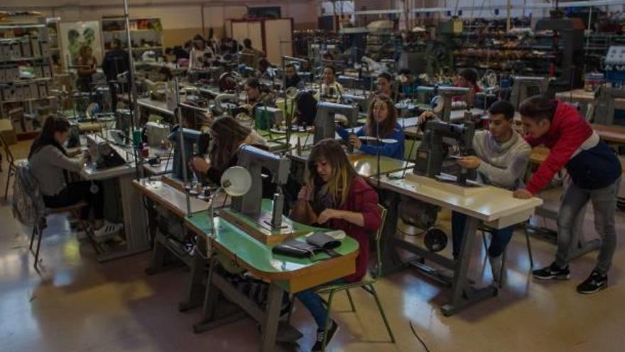 Alumnos del ciclo formativo de calzado en el IES Sixto Marco de Elche.