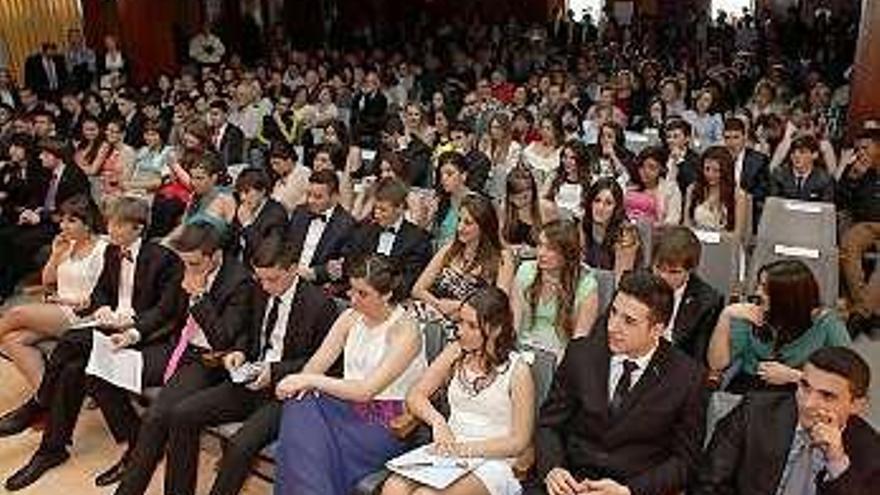 Jimena. Los alumnos del IES Doña Jimena, ayer en el salón de actos del centro. | ángel gonzález