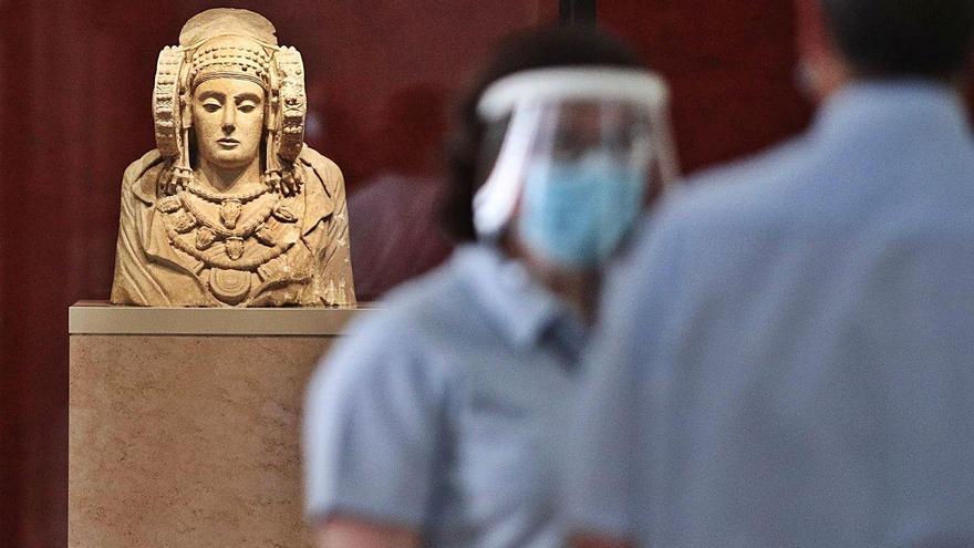 Un trabajador protegido con mascarilla y pantalla, en la sala de la Dama de Elche en el MAN.