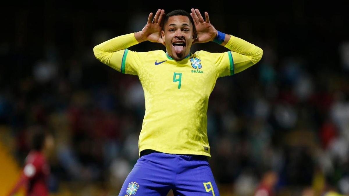 Vítor Roque celebra uno de los goles en el Sudamericano sub-20 con Brasil.