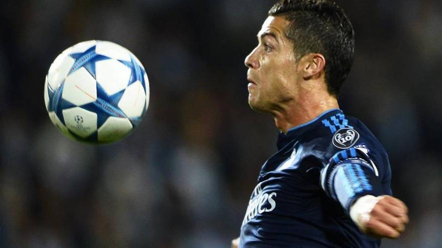 Ronaldo supera los 500 goles ante el Malmoe (0-2)