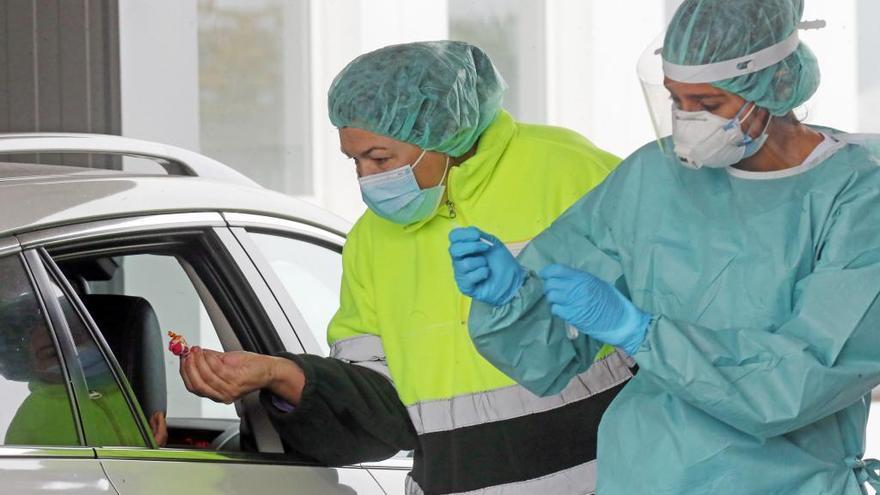 Sanitarios realizan pruebas de Covid en un hospital gallego.