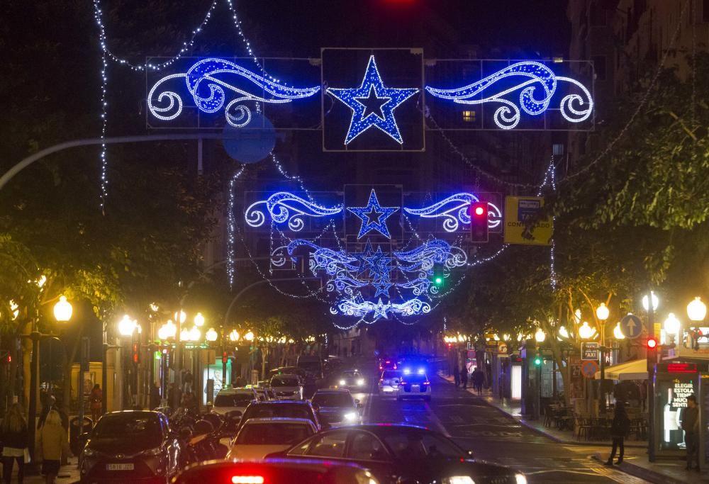 El alumbrado de Alicante queda lejos de la espectacularidad de ciudades competidoras en turismo.