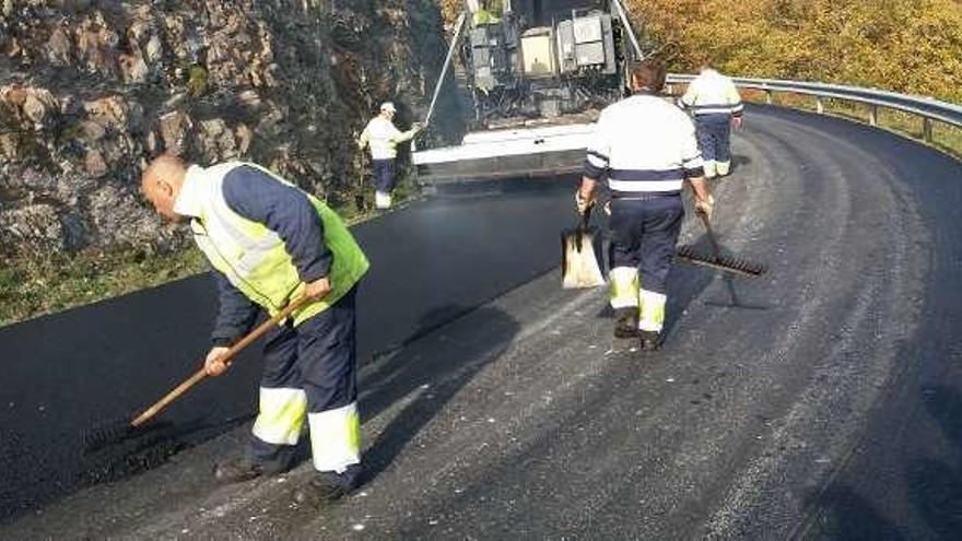 Operarios trabajando en la AS-14.