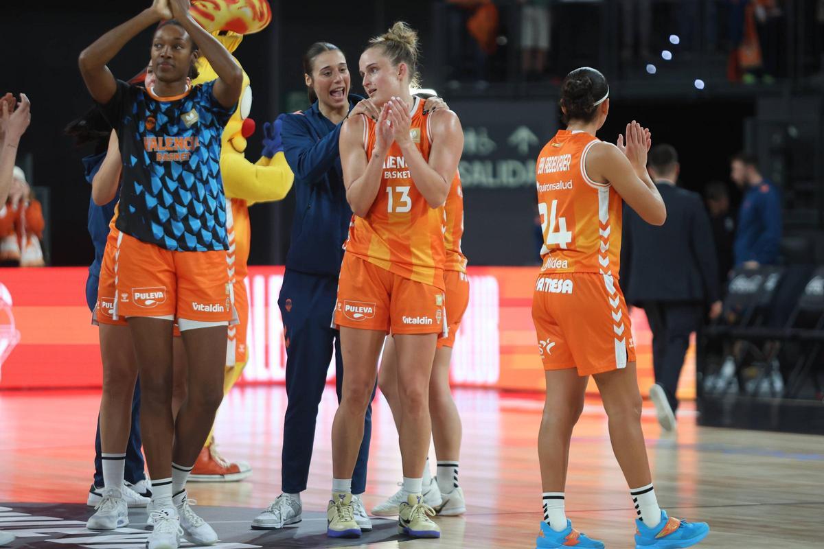 Raquel Carrera, lesionada, felicitando a Leo Fiebich tras el último partido.