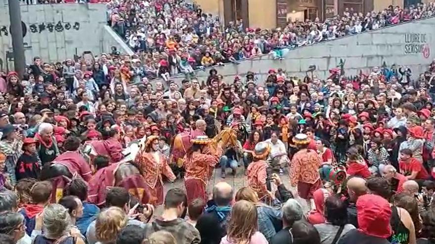 La plaça de Sant Pere salta la Patum més inclusiva