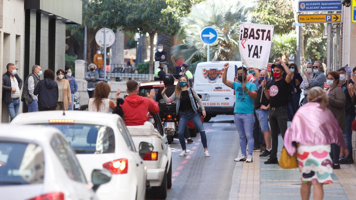 Una protesta de la hostelería colapsa el centro de Alicante