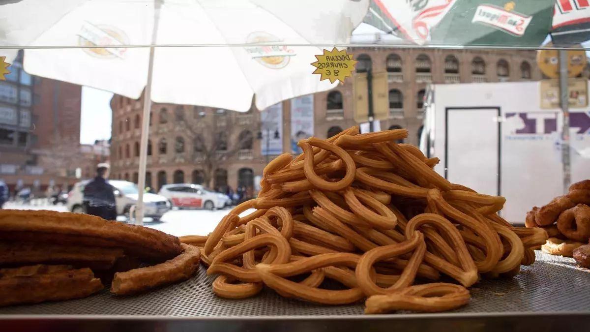 Churros y buñuelos en un puesto situado frente a la Estación del Norte.