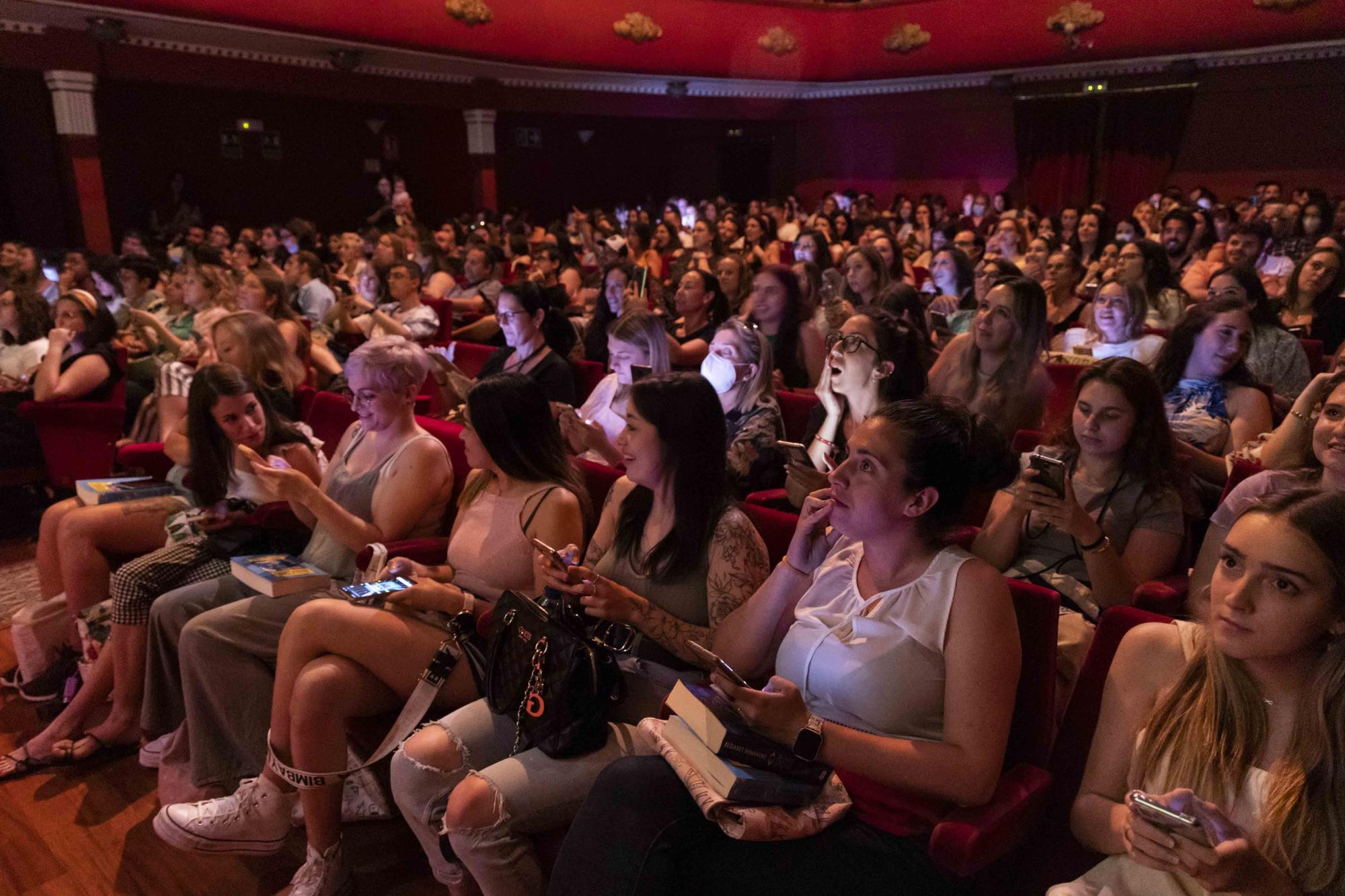 Elisabet Benavent llena el Talia presentando su último libro