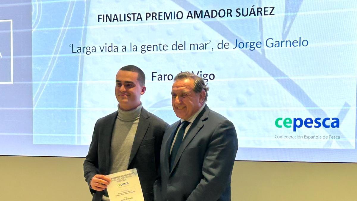 Jorge Garnelo fue reconocido como finalista del 'Premio Amador Suárez' y recogió su diploma de manos de Julio Morón, presidente de Cepesca.
