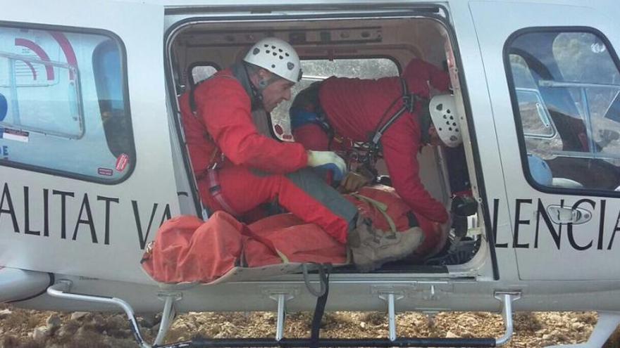 Traslado del herido con el helicóptero medicalizado de la Generalitat.