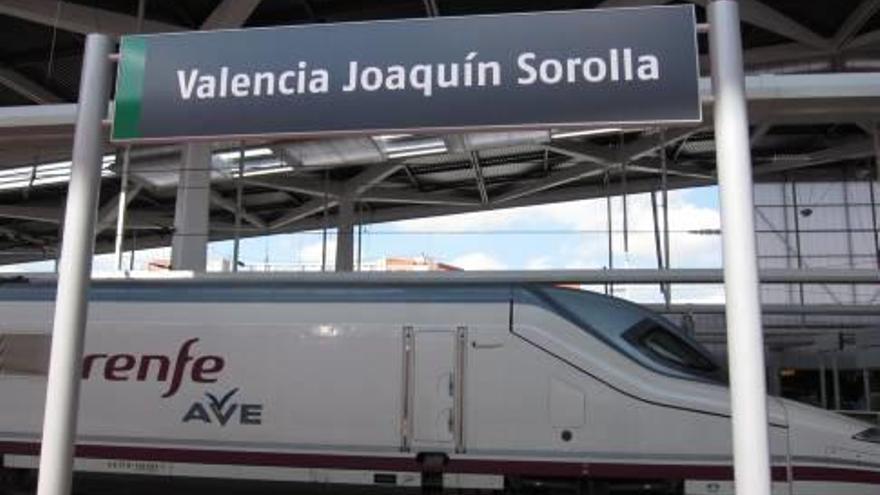 Un AVE en la estación Joaquín Sorolla de València.