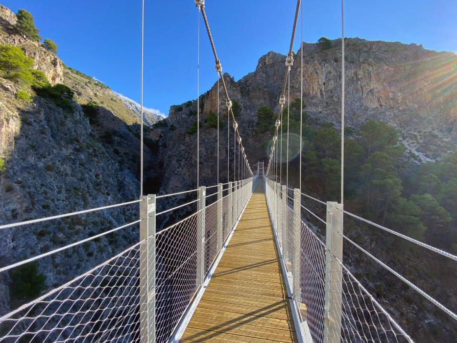 Inauguran el puente colgante de El Saltillo, en la Axarquía