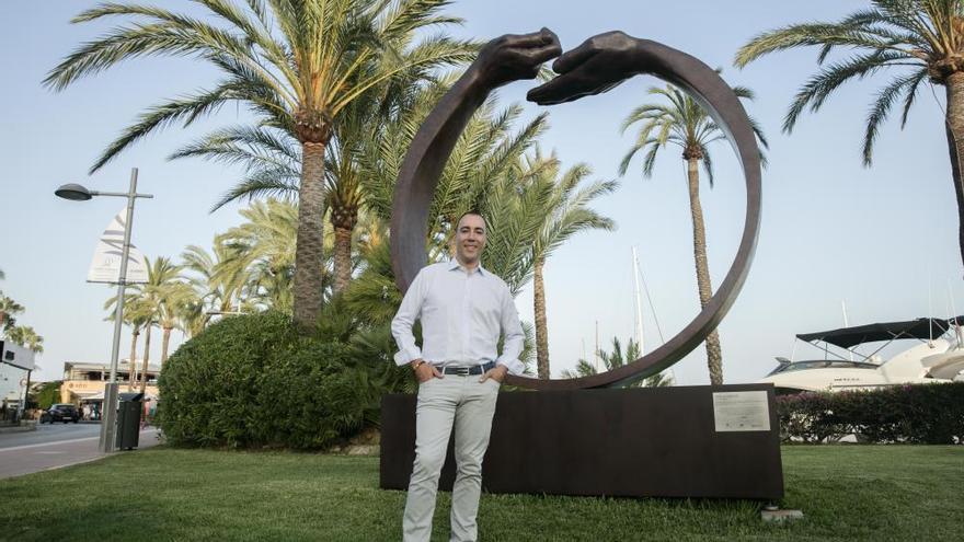 Lorenzo Quinn vor seiner Skulptur in Puerto Portals.