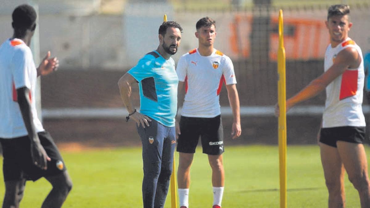 Bordalás, durante un entrenamiento con Paulista y Hugo Duro