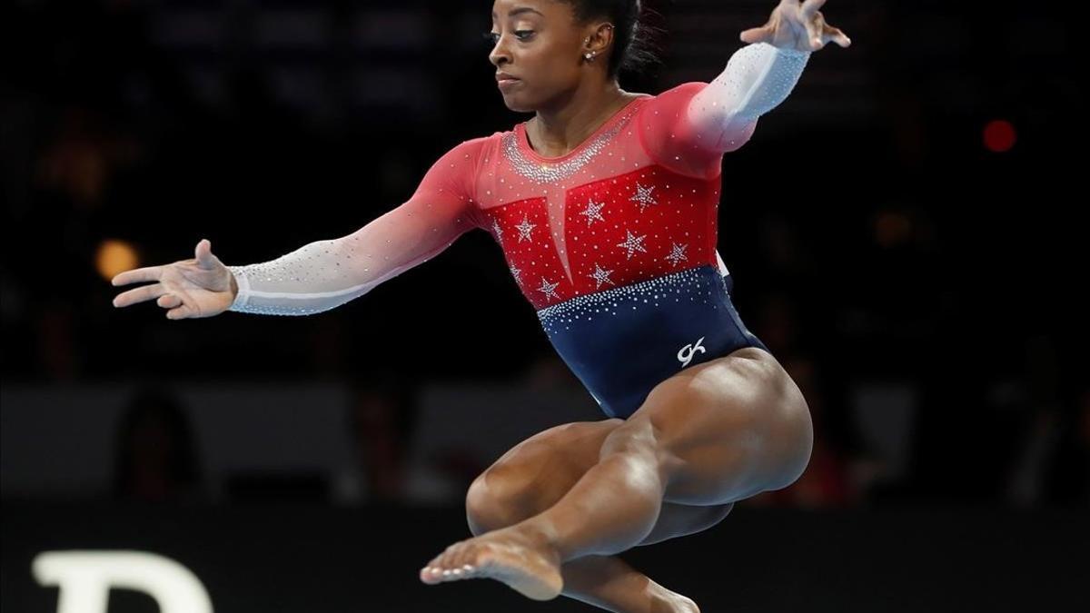 Biles, en acción, en el ejercicio de suelo de la final por equipos