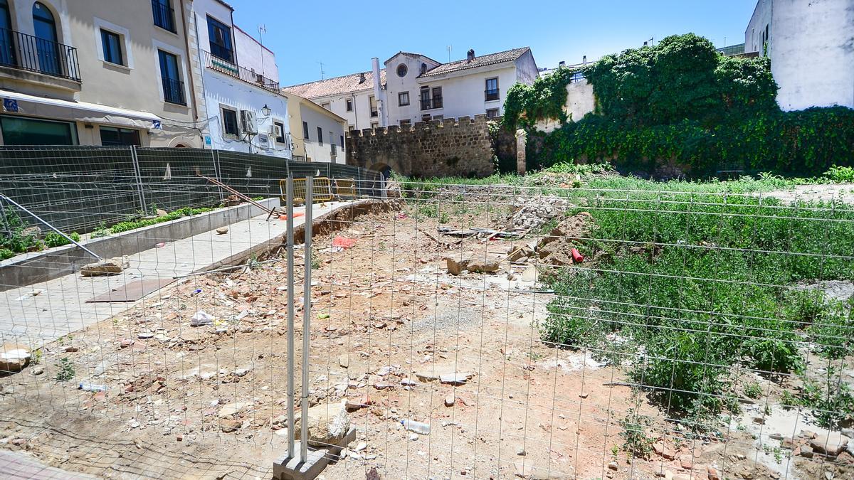 Solar de la calle Clavero de Plasencia, donde se instalará una grúa que obligará a cortar el tráfico.