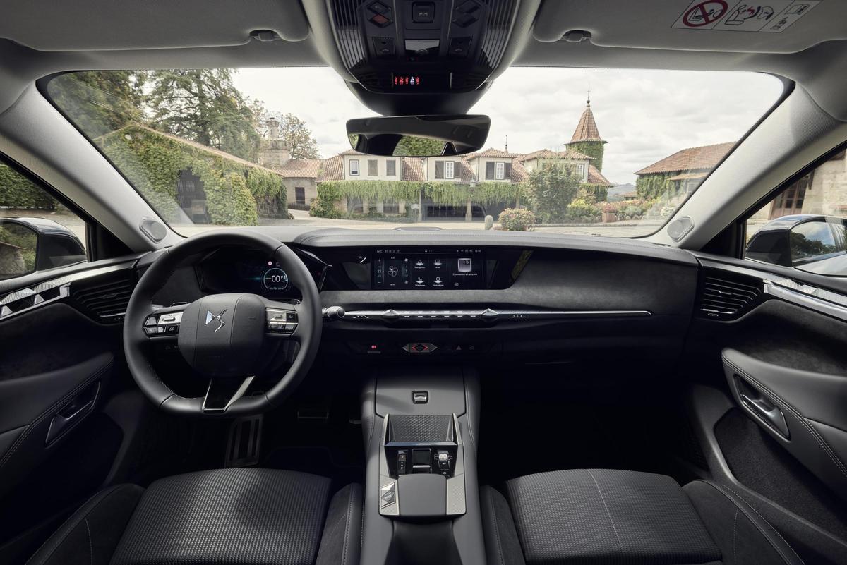 DS her zaman şıklığı ve konforu ön planda tutmuştur ve bu, yeni döşeme malzemeleri ve ayarlarla iç mekanda da görülmektedir.