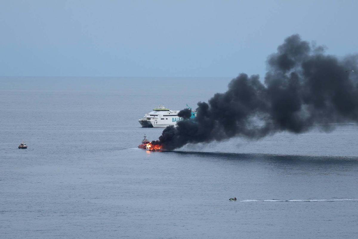 Incendio de una lancha cerca de s'Illa Negra en Ibiza