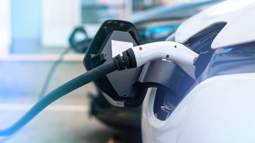 El cotxe elèctric ja no només promet estalvi: ara comença a guanyar la partida al de gasolina