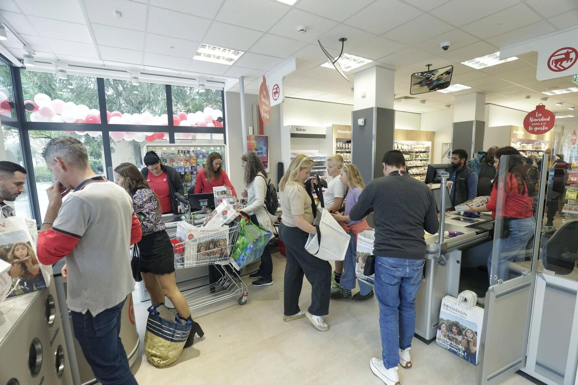 Lange Schlange, kaufwütige Kunden: Der Drogeriemarkt Rossmann eröffnet seine Filiale in Palma mit einem Knall