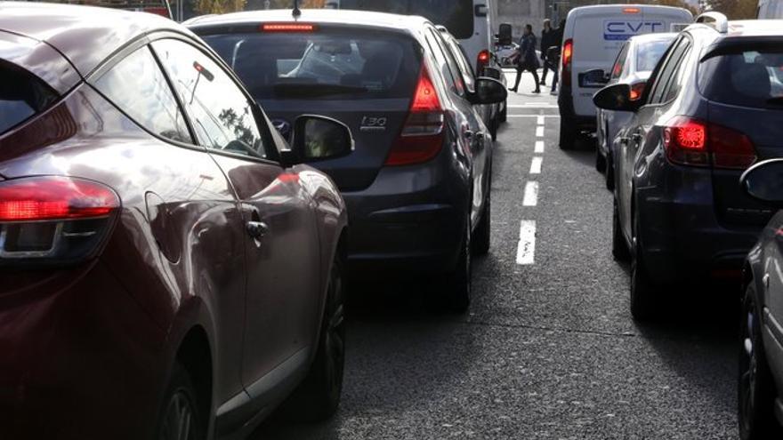 Un juez falla que solo se puede multar una vez a un vehículo mal estacionado varios días consecutivos