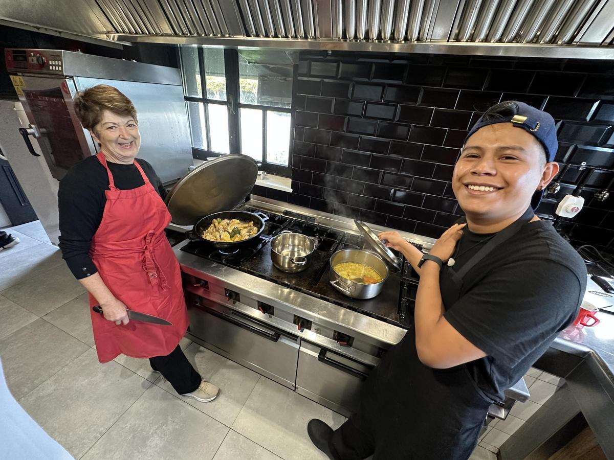 Pilar Iglesias y Vicente Miguel Basilio, en la cocina.