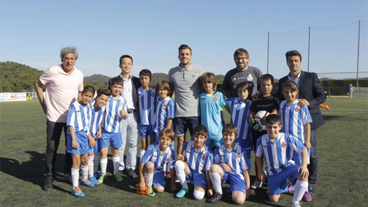 Joan Jordán fue el padrino de la escuela de fútbol en Girona